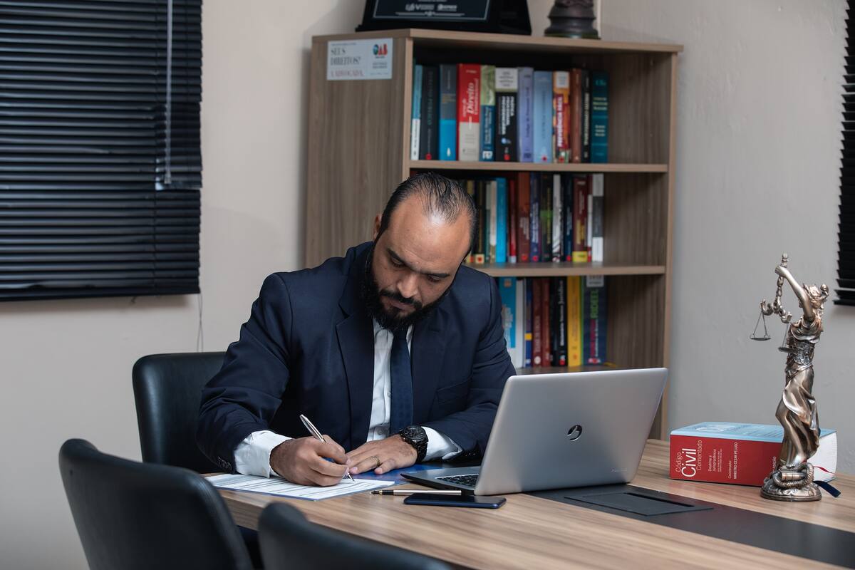 Abogado se presenta sin pantalones en una audiencia virtual y se hace viral en redes