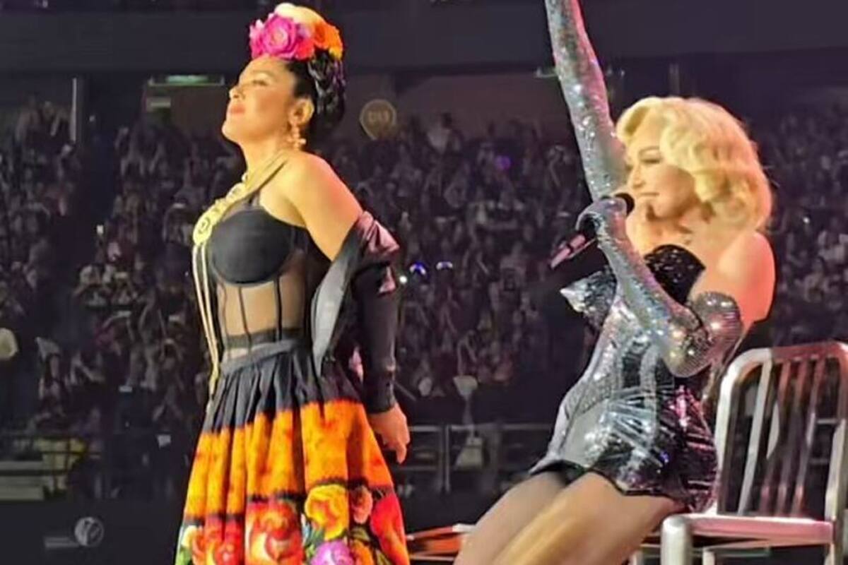 Salma Hayek junto a Madonna en la gira "Celebration Tour"