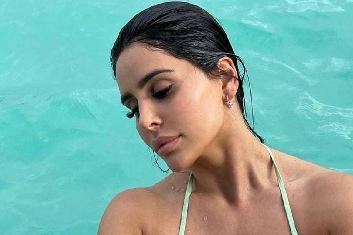Lily Adrianne modela completamente mojada su traje de baño desde la piscina