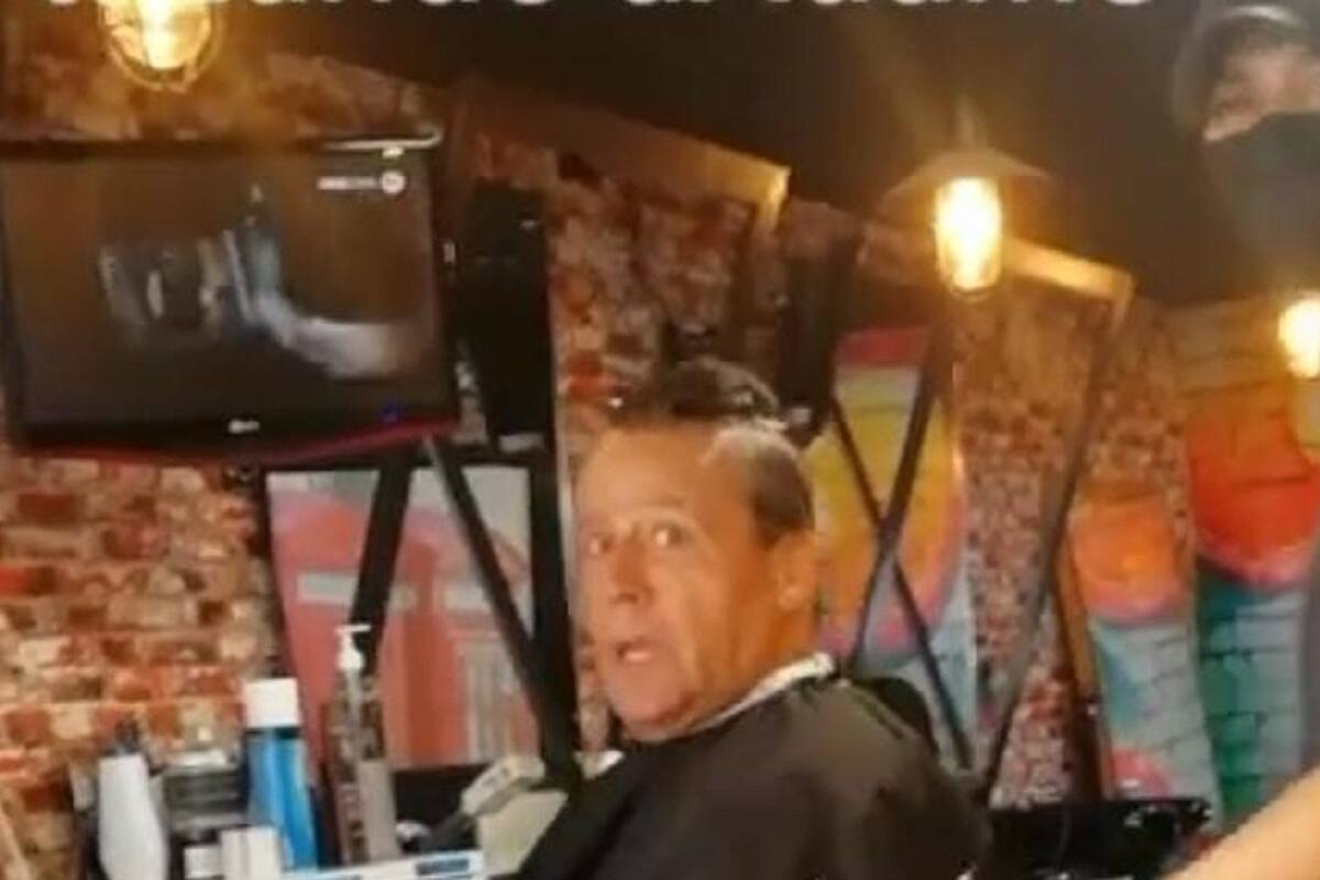 Joven se encuentra a Alfredo Adame en la peluquería y se burla de su corte