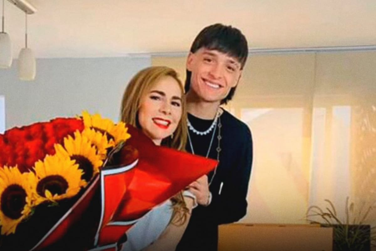 Peso Pluma confiesa: Lleva a su mamá consigo para que le haga comida