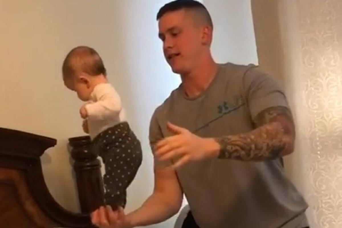 TIKTOK: Joven juega a mantener el equilibrio con su bebé