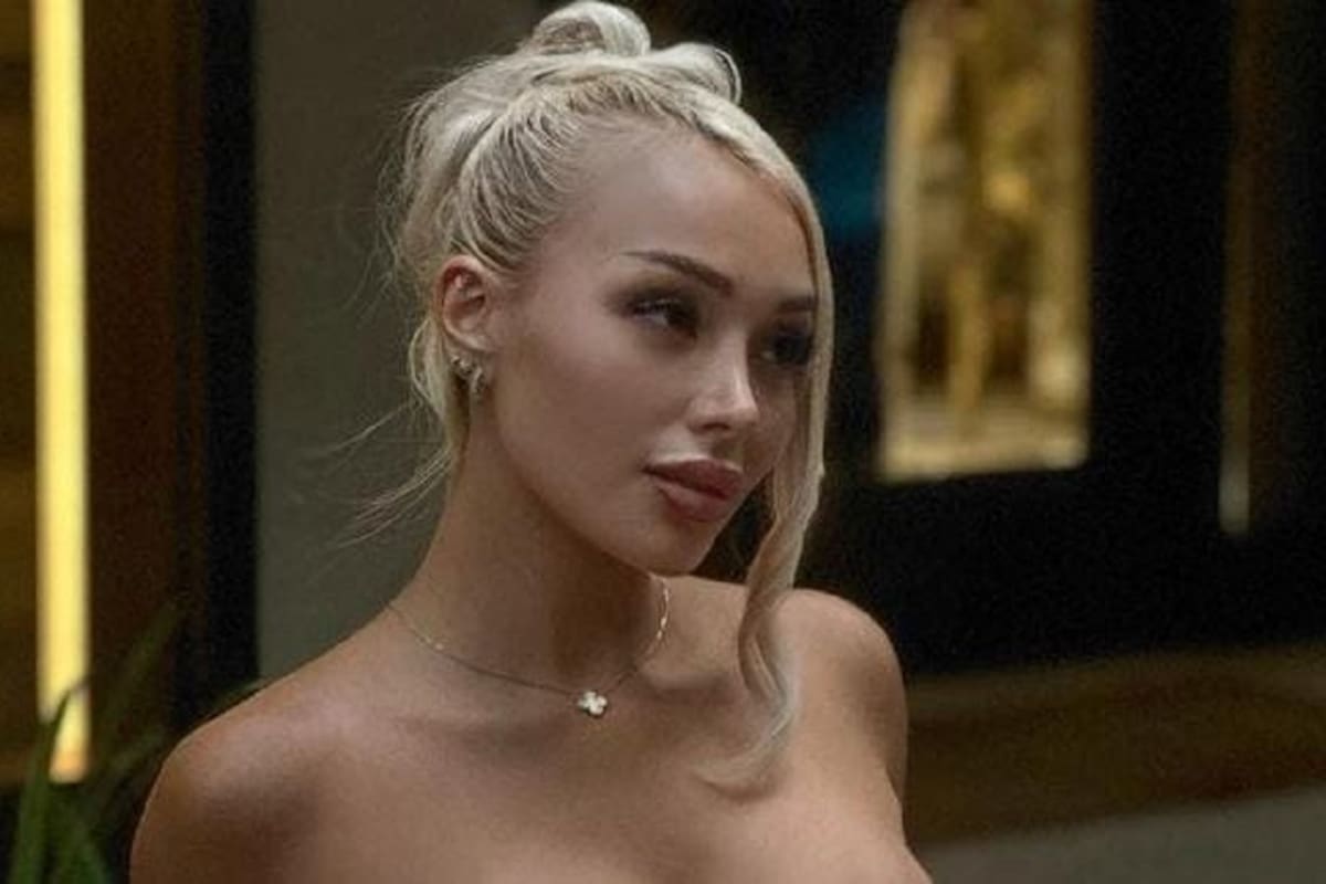 Daniella Chávez modela vestido blanco y deja al descubierto su gran figura