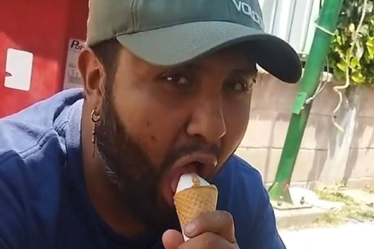 Joven se distrae y termina comiendo excremento de pájaro en su helado