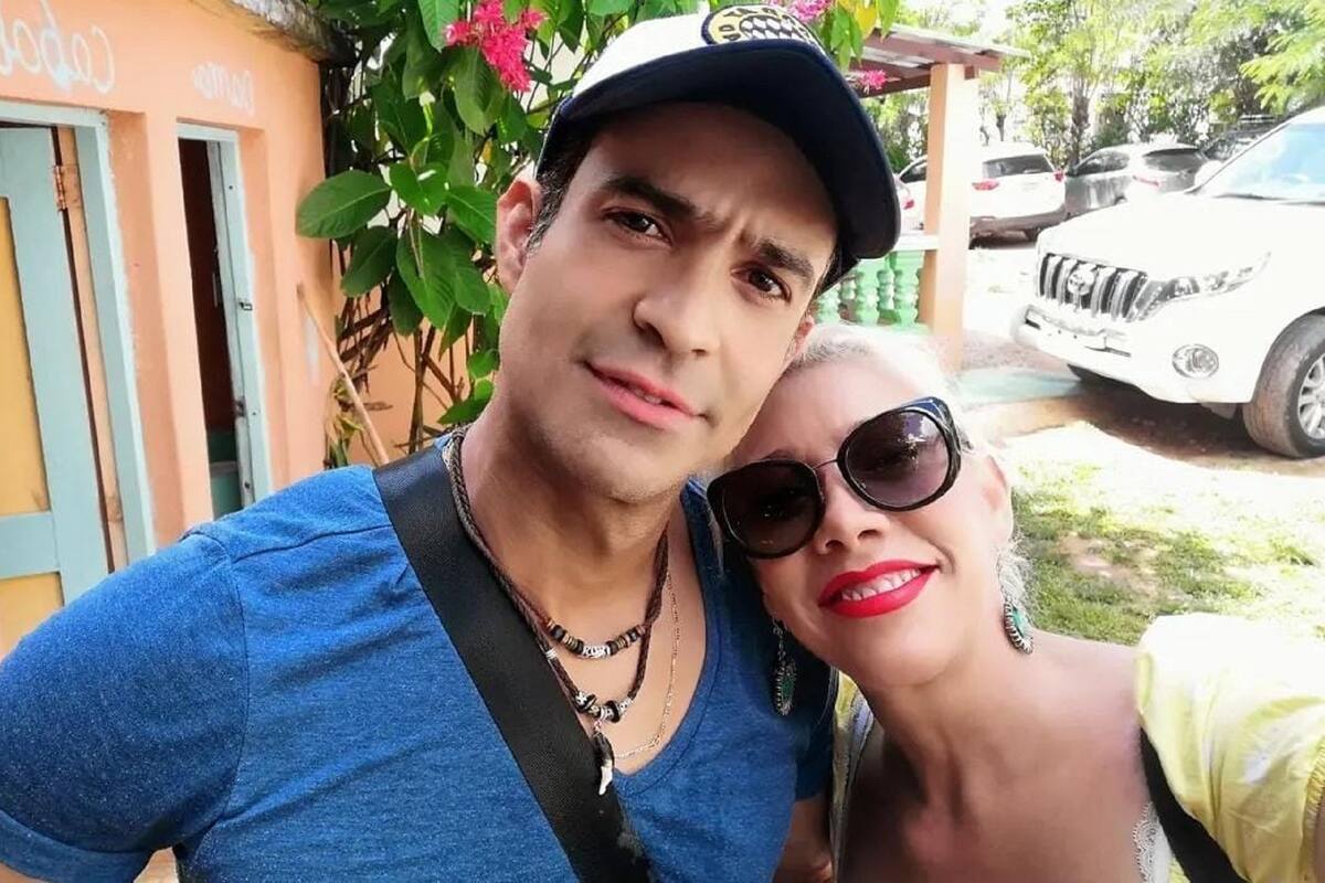 Cynthia Klitbo presume su relación amorosa con el actor Juan Vidal
