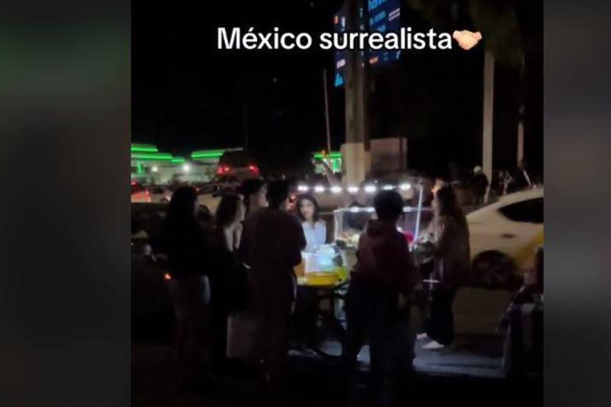 VIRAL: Vendedor de elotes continúa su negocio en pleno accidente de tráfico