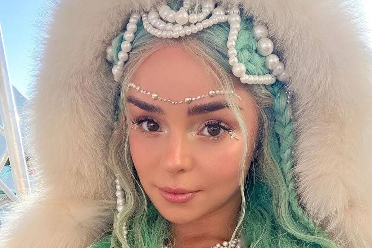 Demi Rose luce su espectacular figura con llamativo corsé