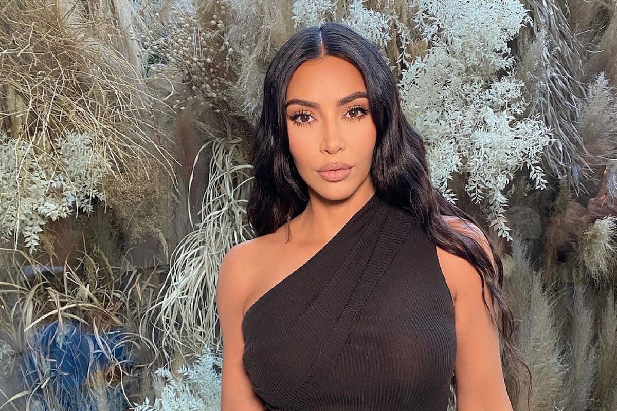 Kim Kardashian visita El Vaticano con coqueto vestido de diseñador mexicano y la destrozan