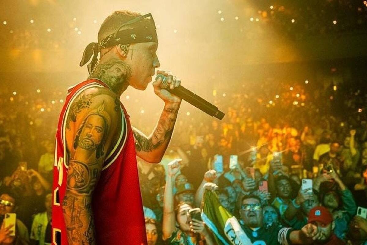 Santa Fe Klan rompe en llanto en pleno concierto por la separación de sus padres