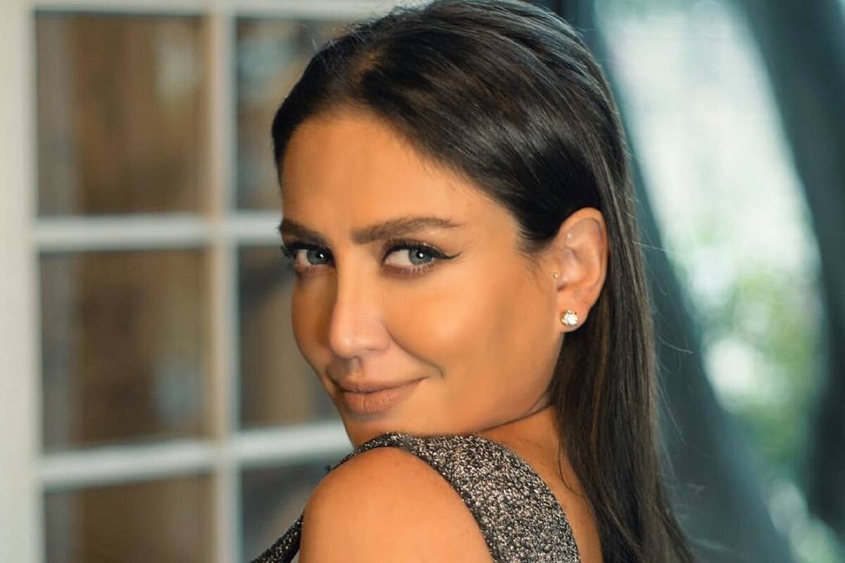 Celia Lora enseña sus enormes encantos con un conjunto de encaje negro