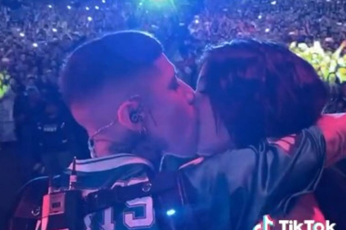 Esta es la razón por la que Santa Fe Klan besó a Karely Ruiz en su concierto