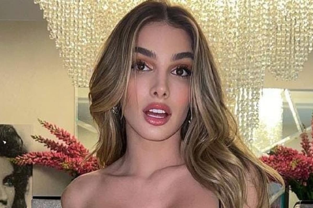 Lyna Pérez modela su ropa interior de encaje transparente desde un columpio