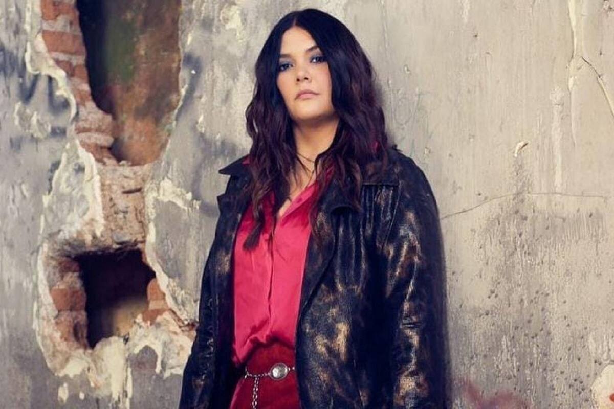 Yuridia se da cuenta de que llevaba puesto el pantalón al revés en pleno concierto