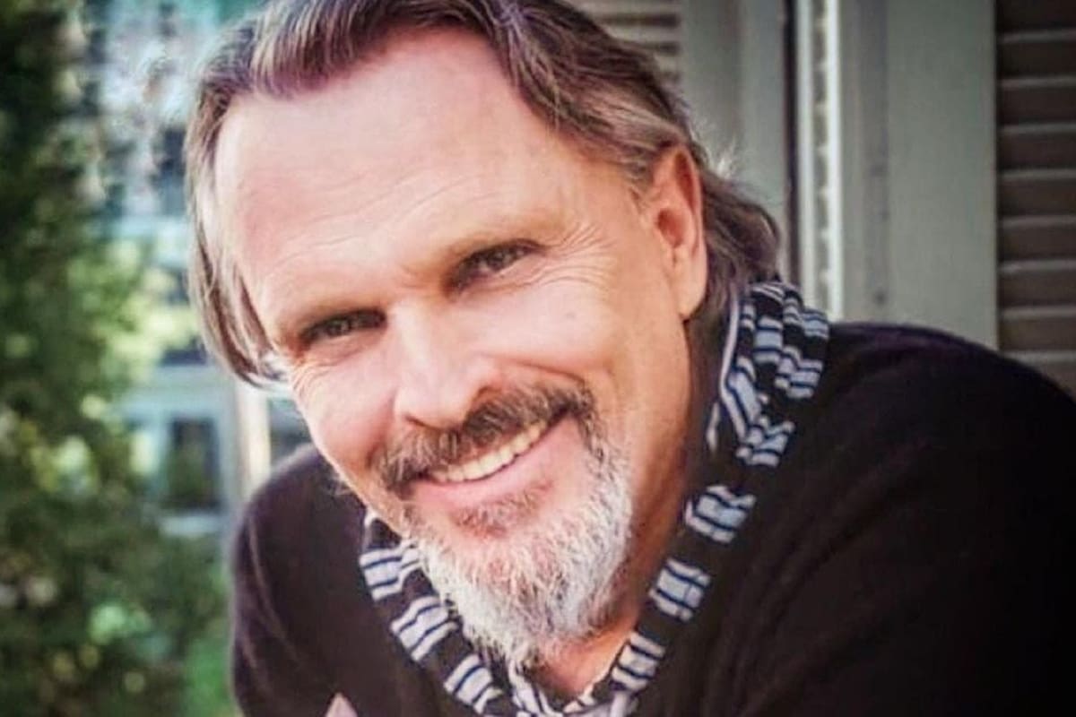 Miguel Bosé es hospitalizado a causa de una hernia discal