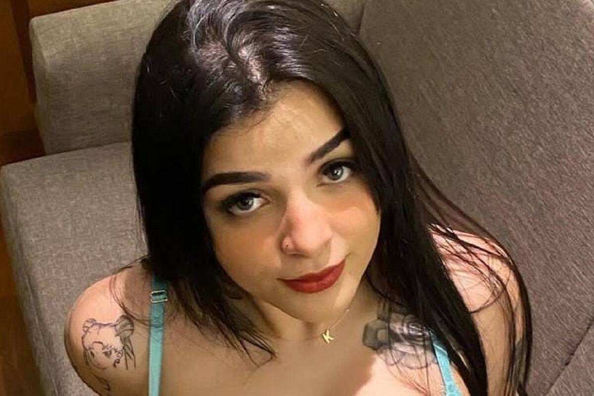 Karely Ruiz luce su impresionante figura con vestido rosa