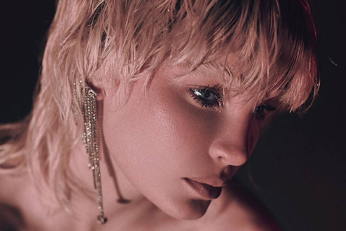 ¿No es peluca? Belinda presume su nuevo look sobre el escenario