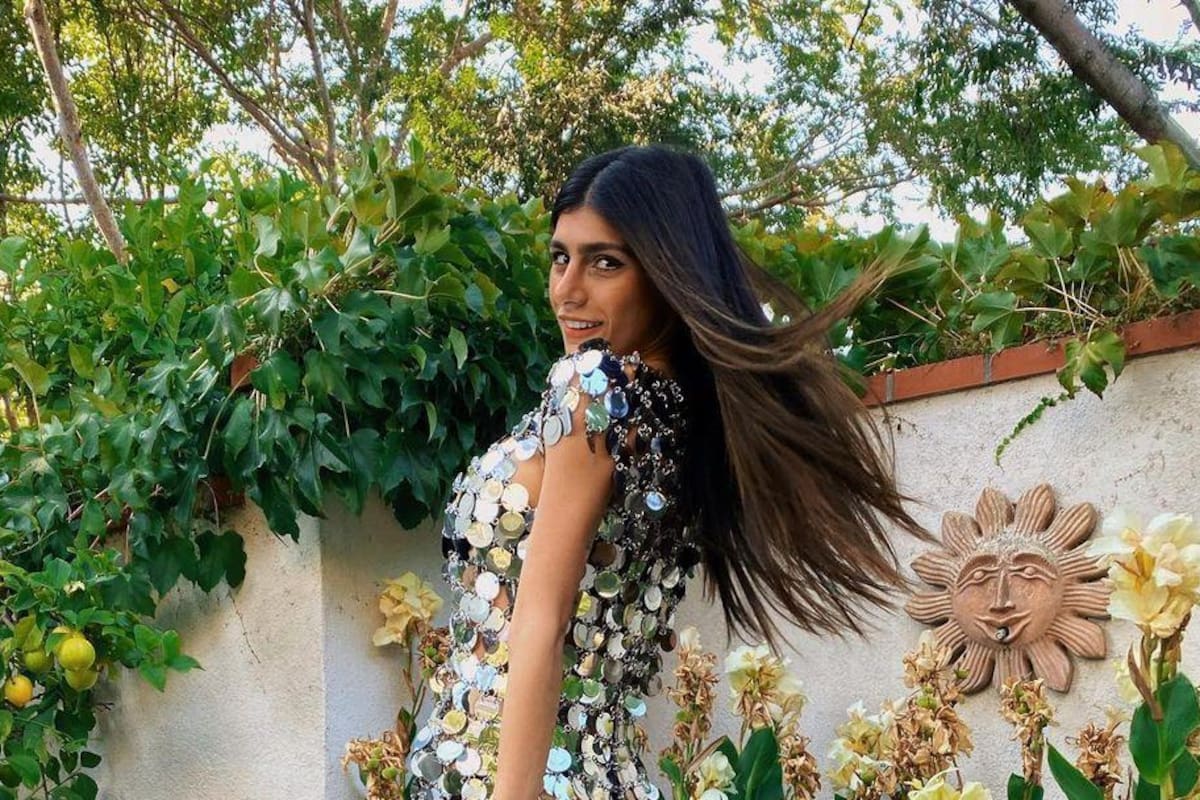 Mia Khalifa muestra sus encantos frente al espejo