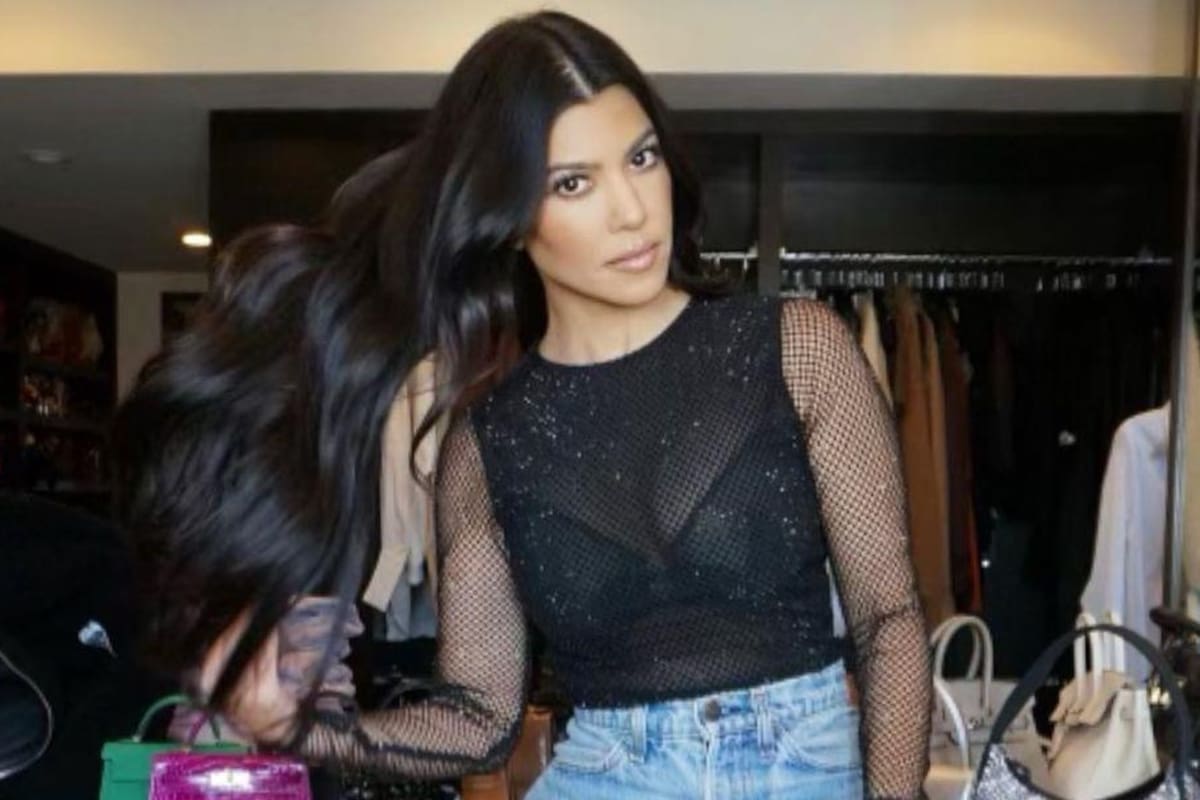 Kourtney Kardashian impacta en atuendos rosas