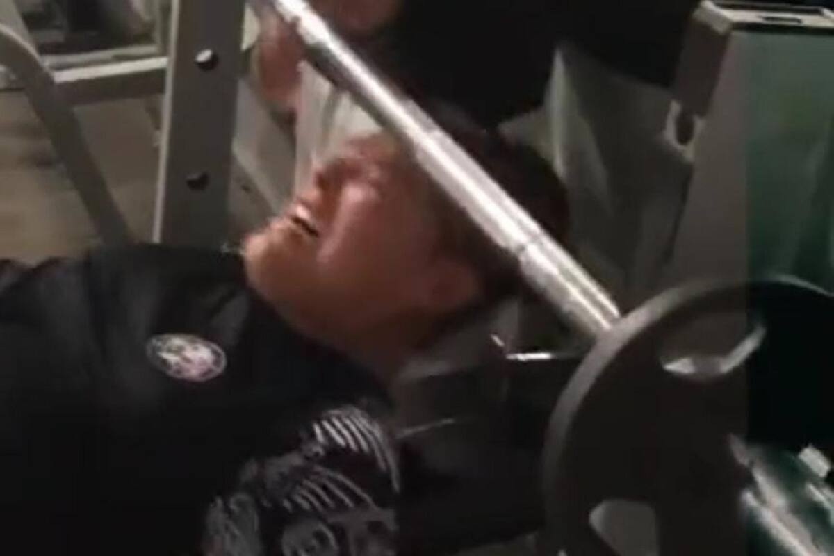Joven sufre divertido accidente en el gimnasio y se vuelve viral en TikTok