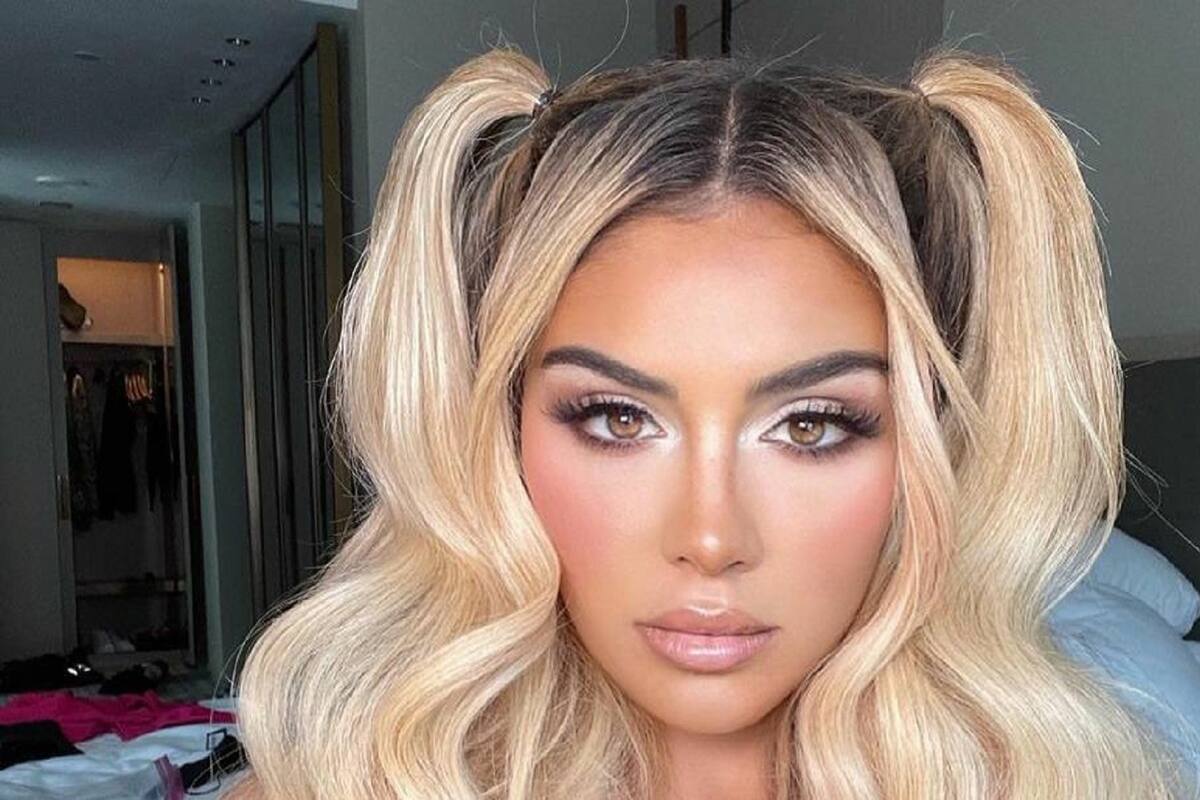 Alexa Dellanos modela su impresionante figura en su candente bañador escotado