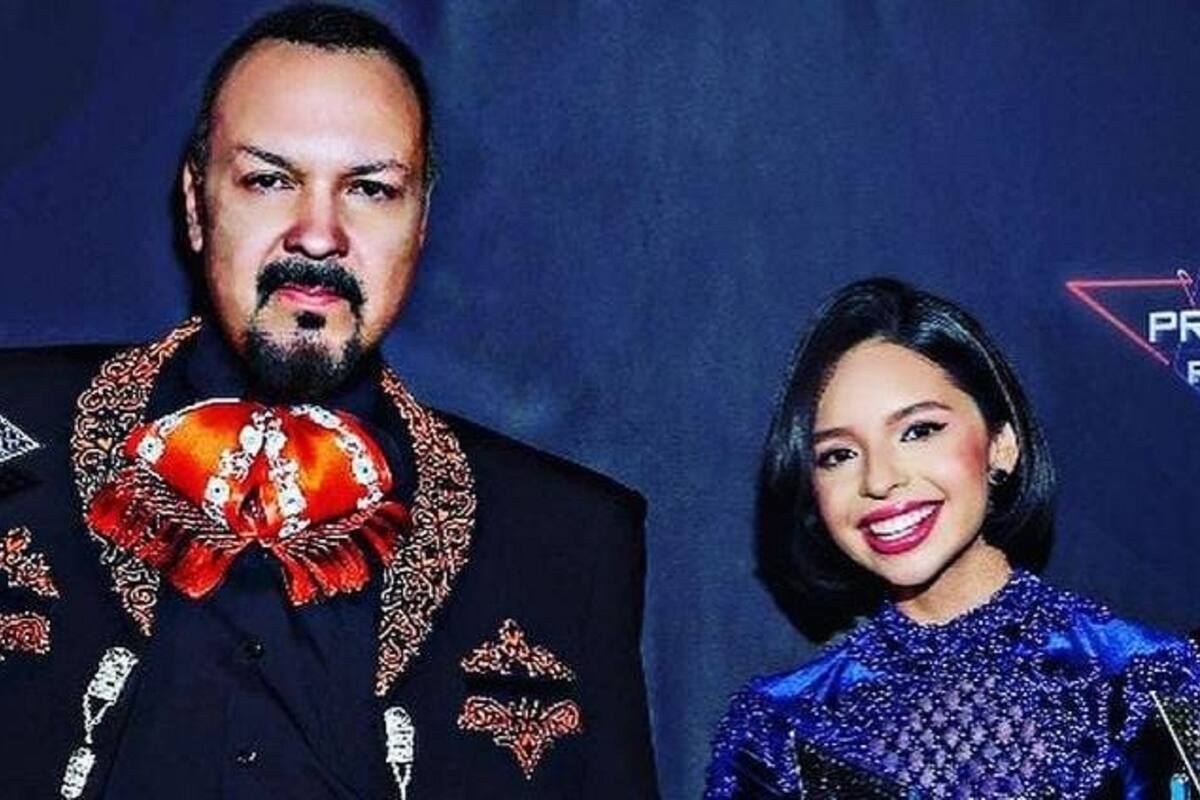 Pepe Aguilar llama la atención de Ángela por su escote: “¿Por qué está tan escotado ese mugrero que traes?”