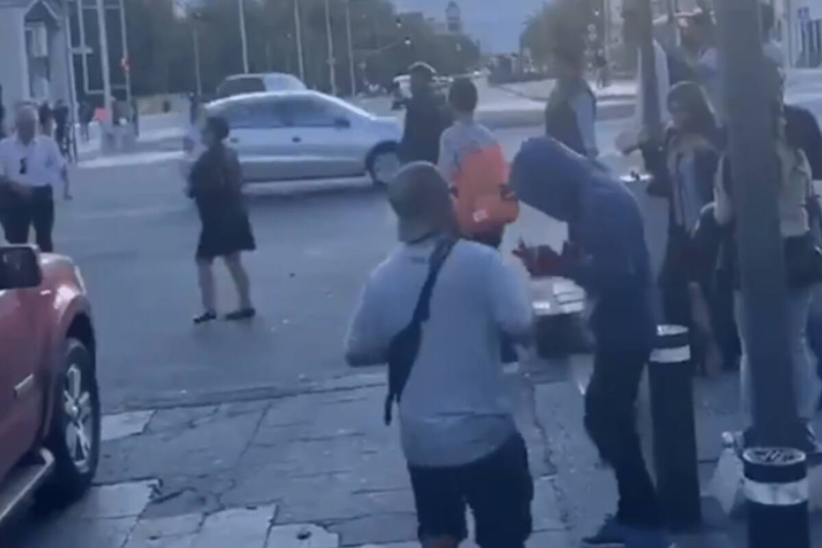 Mexicanos bailan "La Chona" en semáforo y se vuelven viral