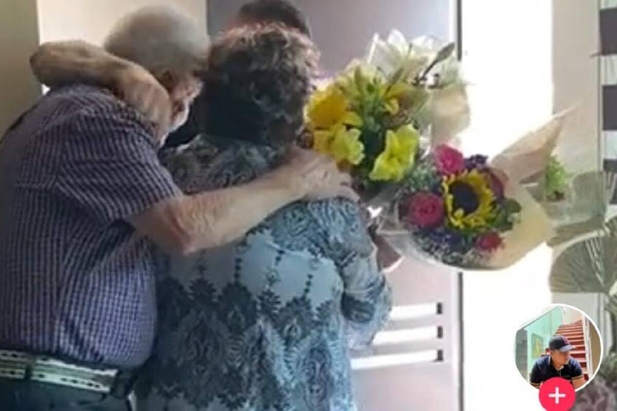 Hombre se reencuentra con sus padres después de más de 20 años y así reaccionaron
