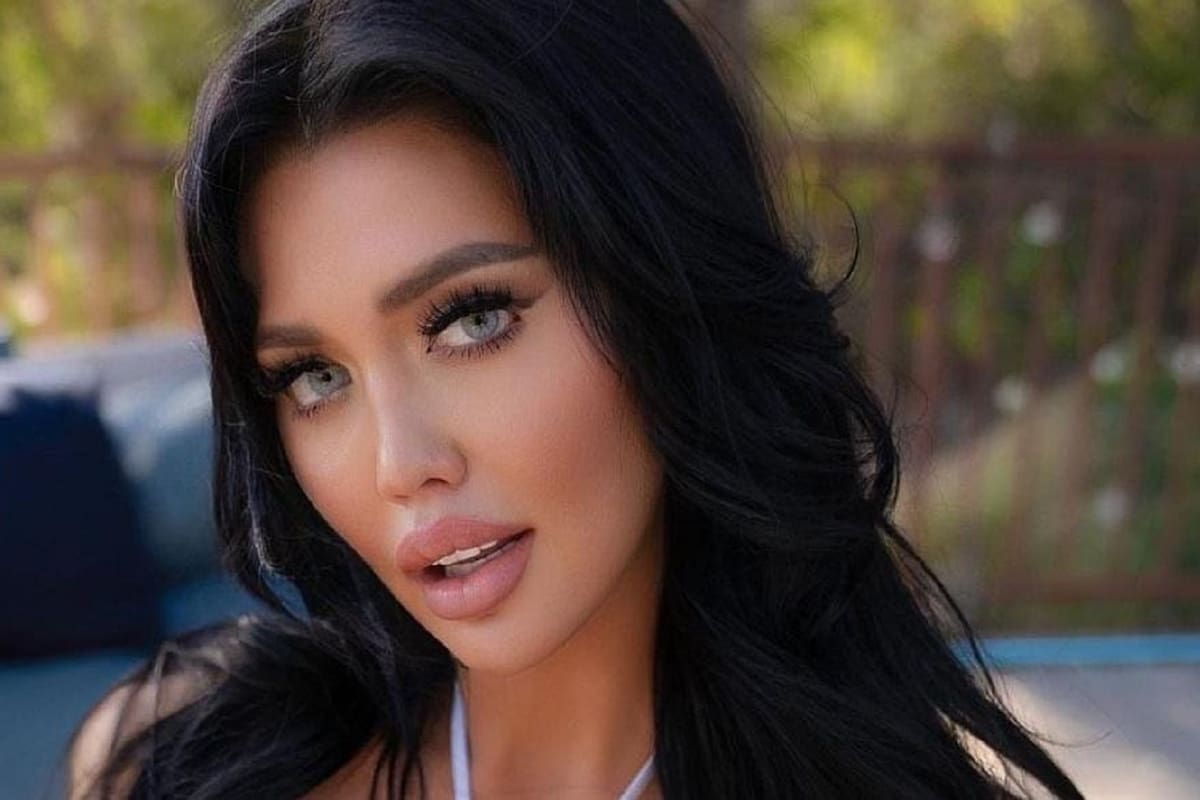 Becky Hudson muestra sus grandes encantos con su ajustado bikini azul en Instagram