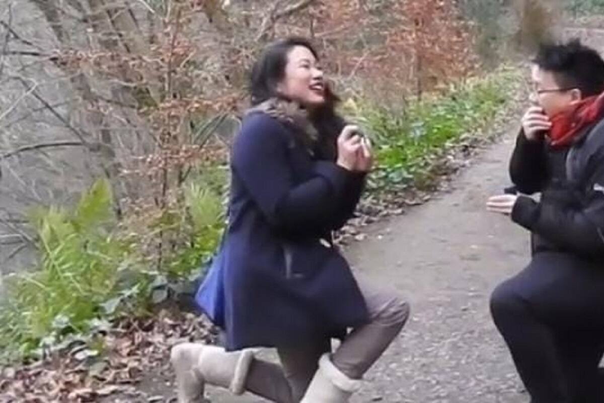 Pareja se propone matrimonio al mismo tiempo sin haberlo planeado