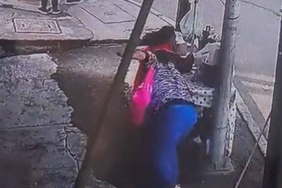 VIDEO VIRAL: Señora se cae en plena calle y tira puesto de tamales