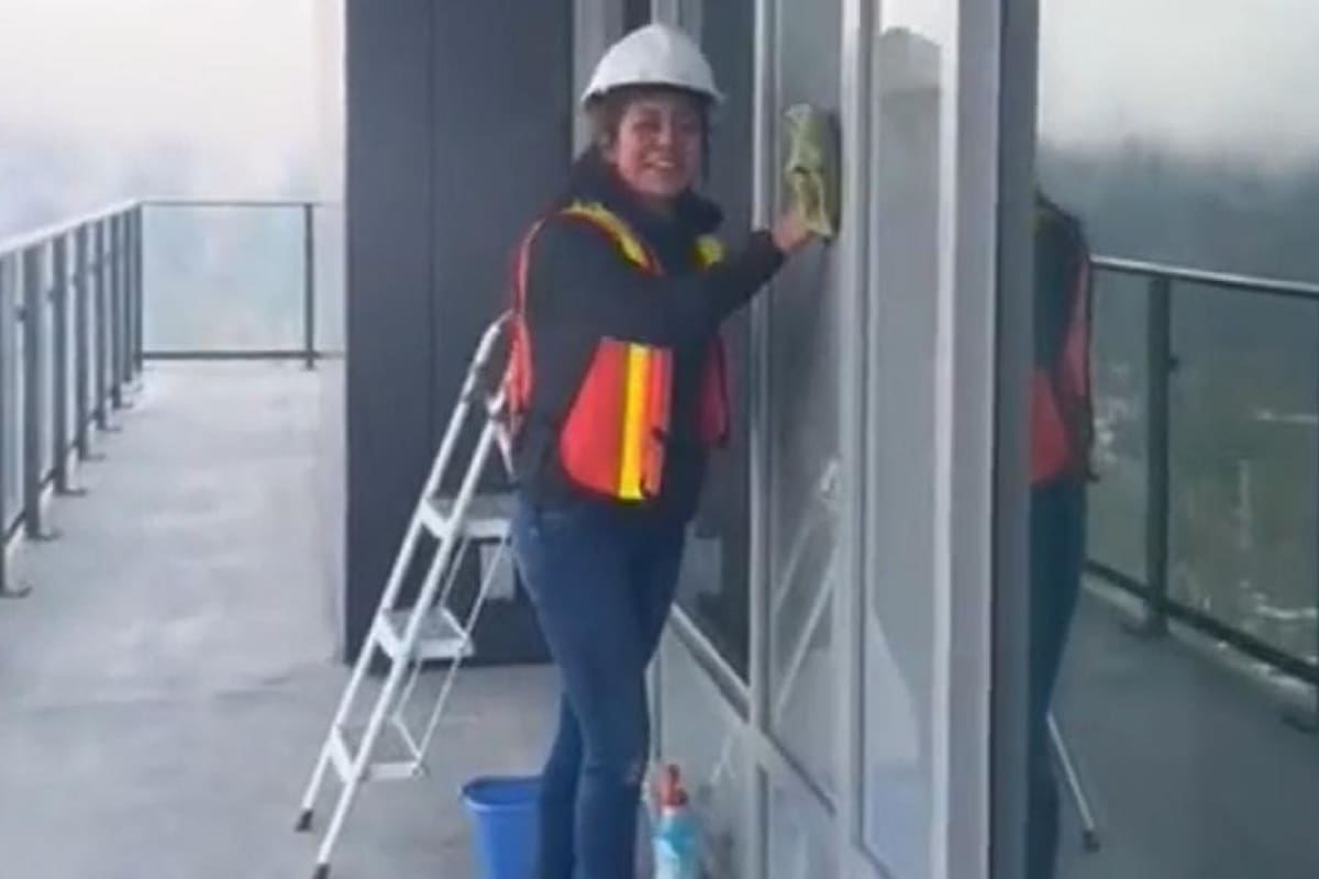 Joven se vuelve viral al compartir la profesión de sus compañeros que limpian ventanas en Canadá