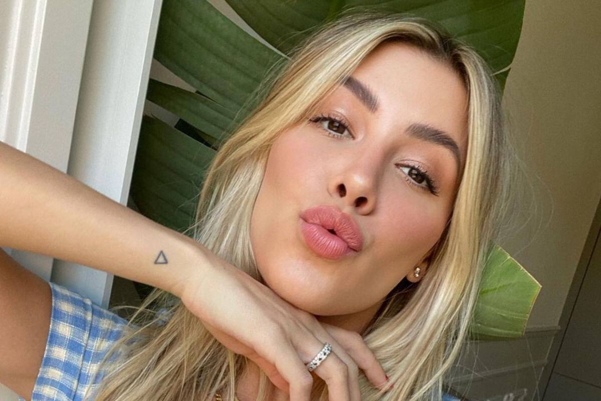 Michelle Salas luce atuendo que amolda perfecto a su cuerpo