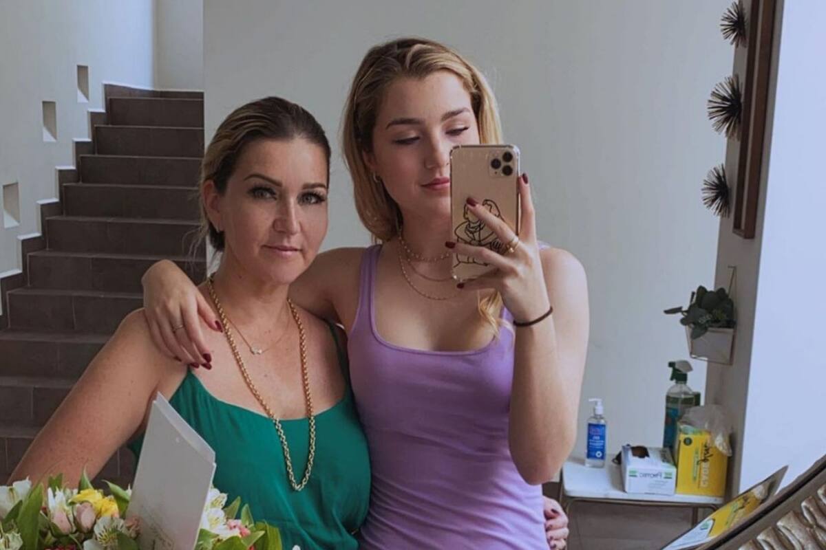 Melenie, hija de Alicia Villarreal se lleva gran susto al visitar panteón