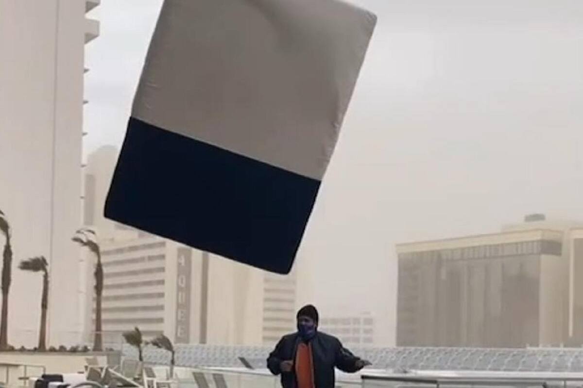 Joven graba el momento exacto en el que un colchón “volador” lo golpea