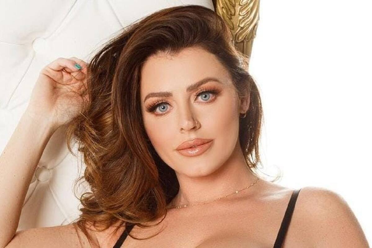 Sophie Dee luce su escultura figura con llamativo vestido negro