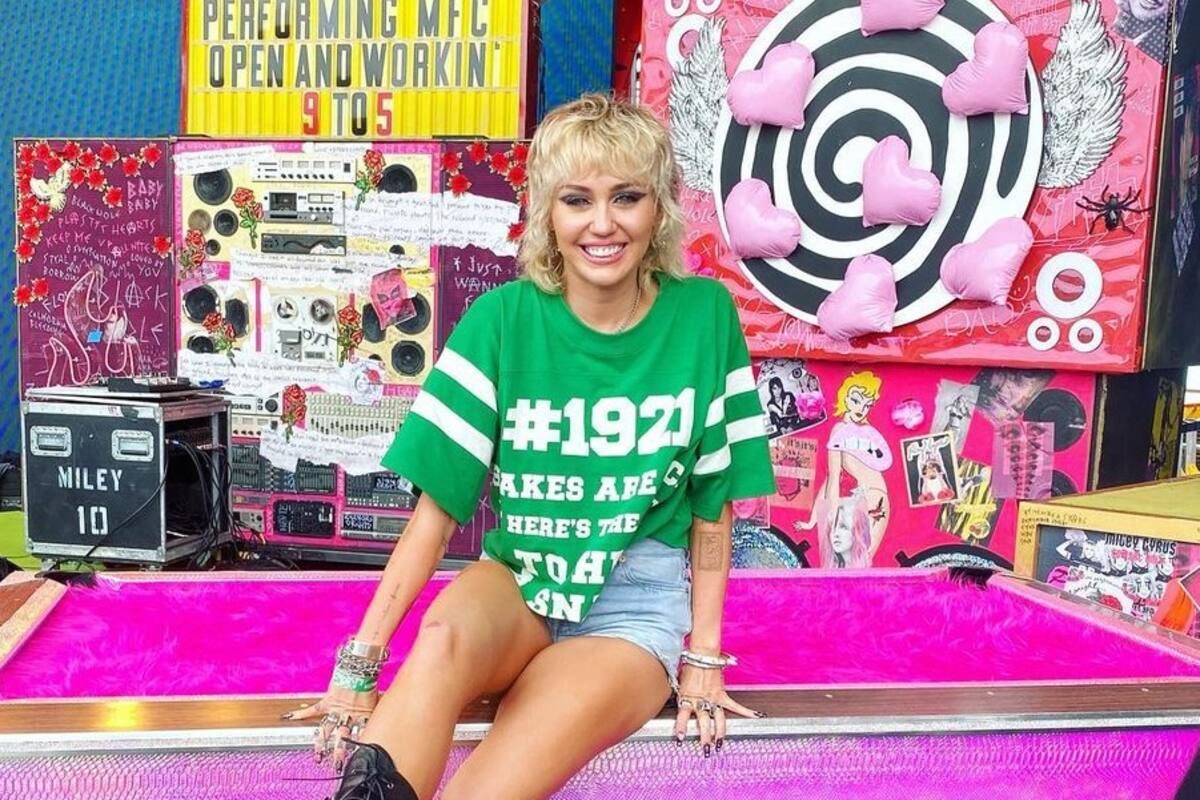 Miley Cyrus abre el Super Bowl LV en "TikTok Tailgate" cantándoles a los trabajadores de salud