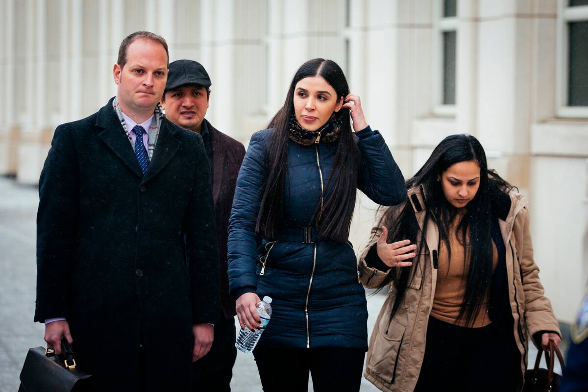 La esposa de Joaquín ''El Chapo'' Guzmán, Emma Coronel Aispuro (c), a su salida del juzgado donde se pronunció la sentencia contra ''El Chapo'', en Brooklyn, Nueva York (Estados Unidos). EFE/ Kevin Hagen/Archivo