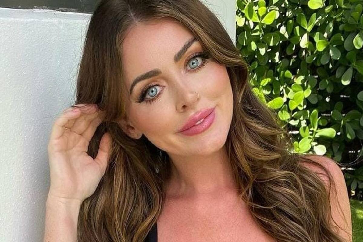 Sophie Dee deja al descubierto su increíble figura con llamativo atuendo