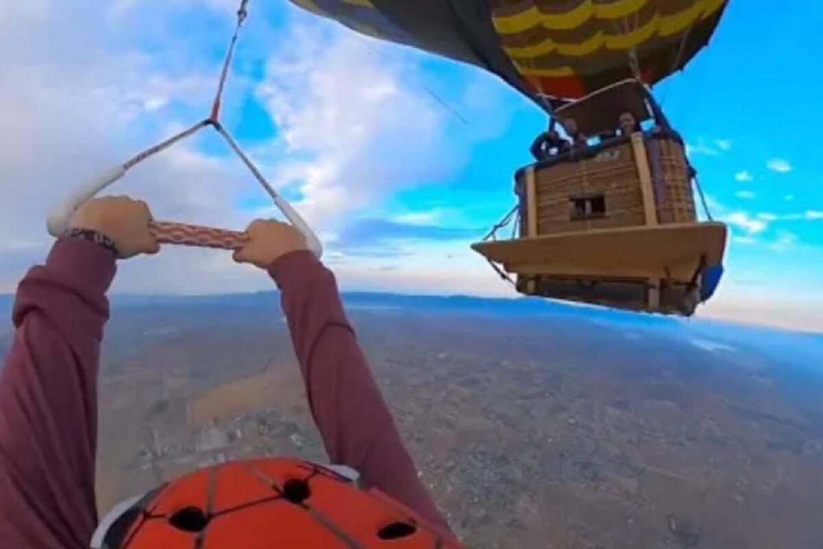 Mujer salta en paracaídas desde un globo aerostático y graba la impresionante vista