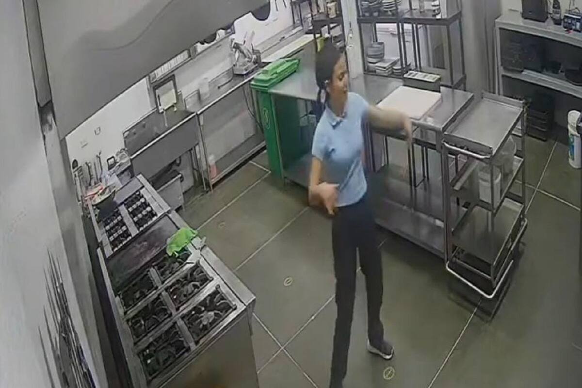 VIDEO VIRAL: Joven es descubierta por su jefe bailando en la cocina