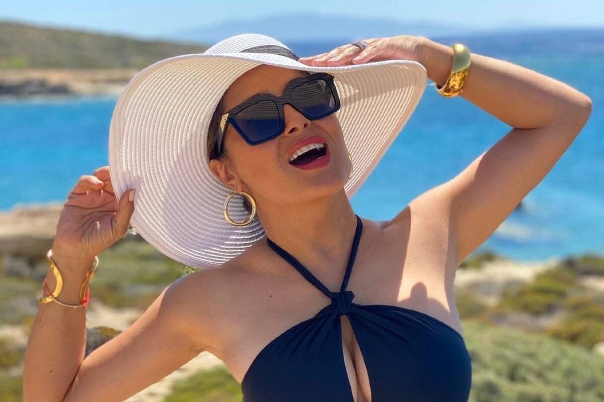 Salma Hayek cumple 55 años y los festeja luciendo su figura con espectacular traje de baño