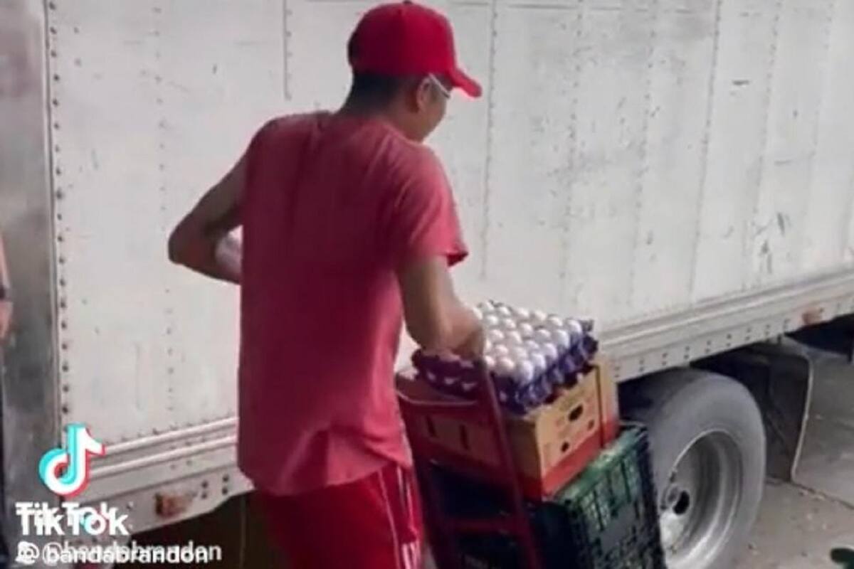 VIDEO VIRAL: Joven se va de paso y termina tirando los productos de su trabajo