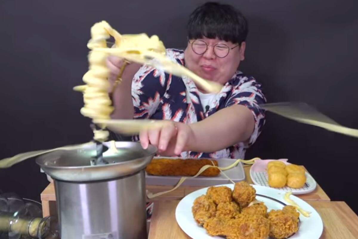 Youtuber protagoniza gracioso momento al comer queso