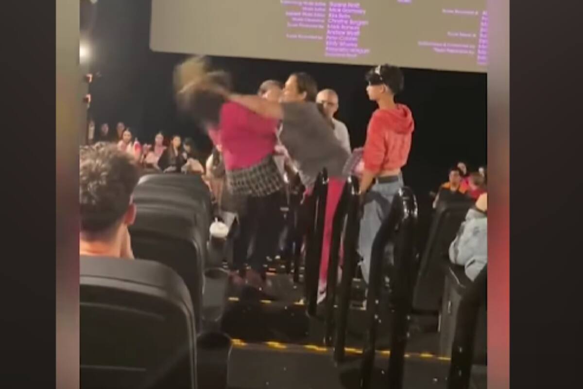 VIRAL: Madres se enfrentan a golpes porque una niña no dejaba el celular durante la función