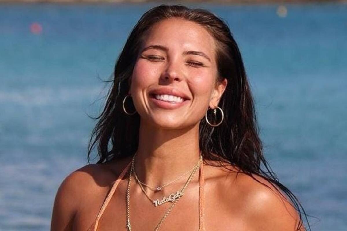 Natalia Garibotto modela su traje de baño desde la orilla del mar