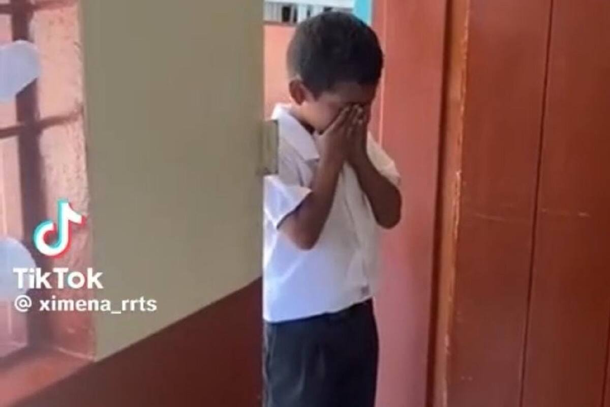 Niño es sorprendido por sus compañeros de clase en su cumpleaños
