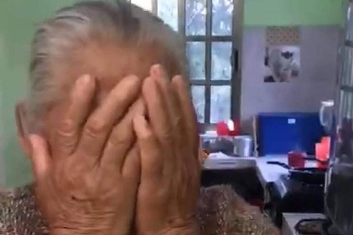 Así reaccionó esta señora al recibir dinero por primera vez de su nieta en Canadá
