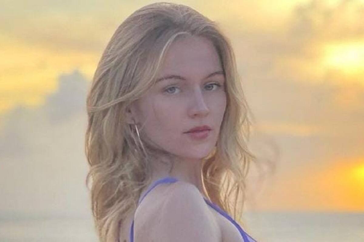 Vera Dijkmans luce su bikini desde la orilla del mar en Instagram