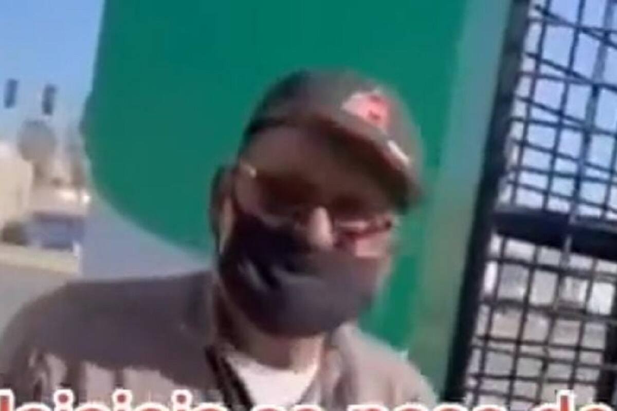 Joven asusta a despachador de gasolina con divertida broma: “Me va a dar un ataque”