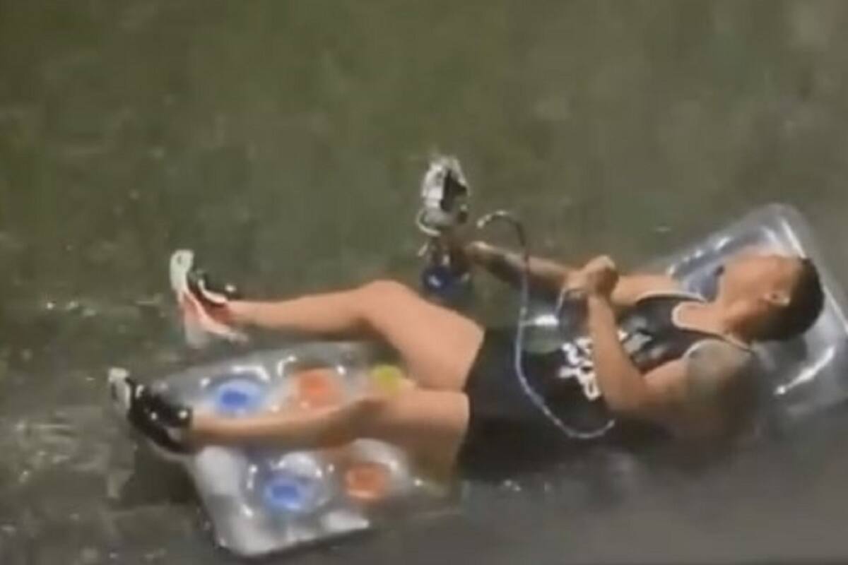 VIDEO VIRAL: Hombre fuma sobre un inflable en medio de inundación en Nueva York